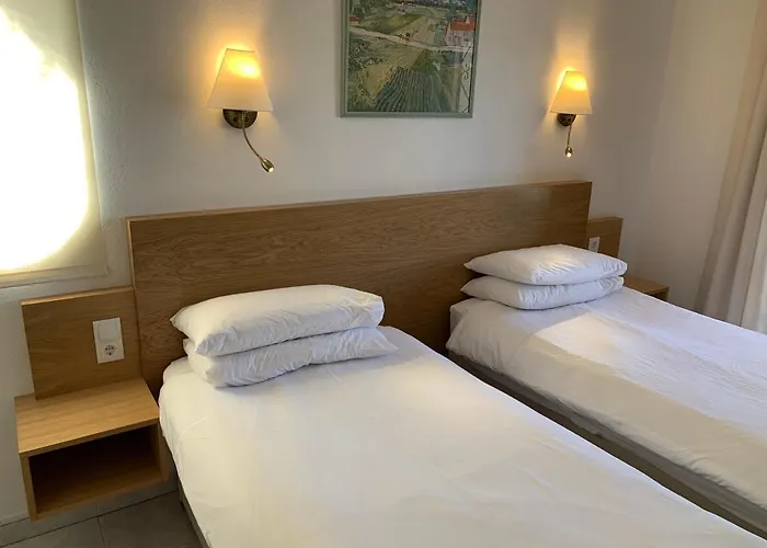 Tara Christina Βίλα *