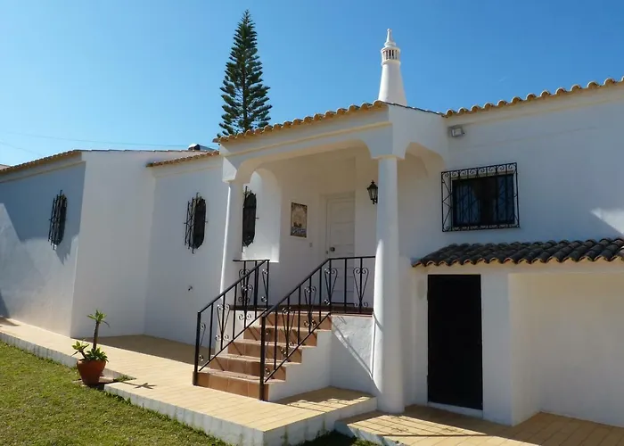 Tara Christina Βίλα *